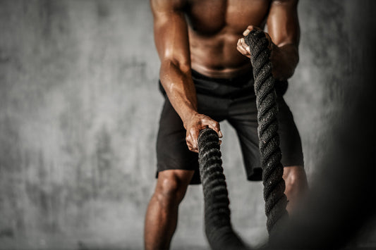 Un atleta haciendo battle rope