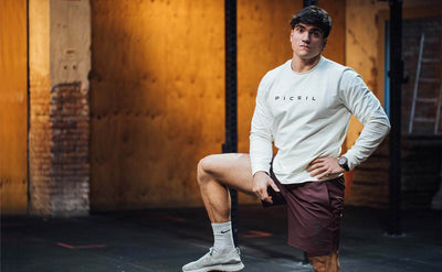 Atleta vestido con una sudadera Picsil y un short Picsil