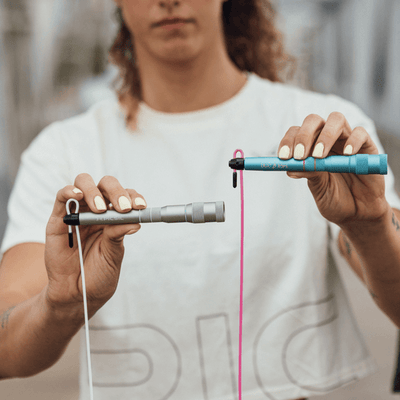 Atleta enseñando unas combas de PICSIL