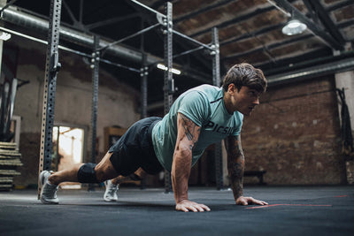 Atleta de Picsil haciendo una flexión