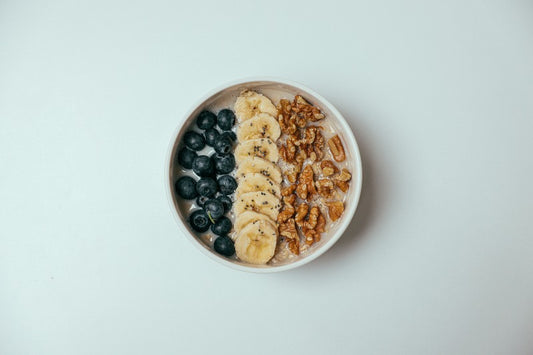 Un bol de frutos secos con yogurt
