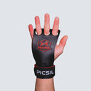 Calleras RX con magnesio con tres agujeros color rojo y negro puestas en una mano 