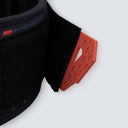 Detalle  del cierre de velcro y la hebilla amarilla con textura antideslizante del cinturón lumbar LockPro en color azul