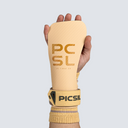 Calleras Hawk sin magnesio y una muñequera color amarillo puestas en una mano 