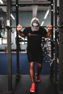 Atleta sacando una barra desde un rack de crossfit 